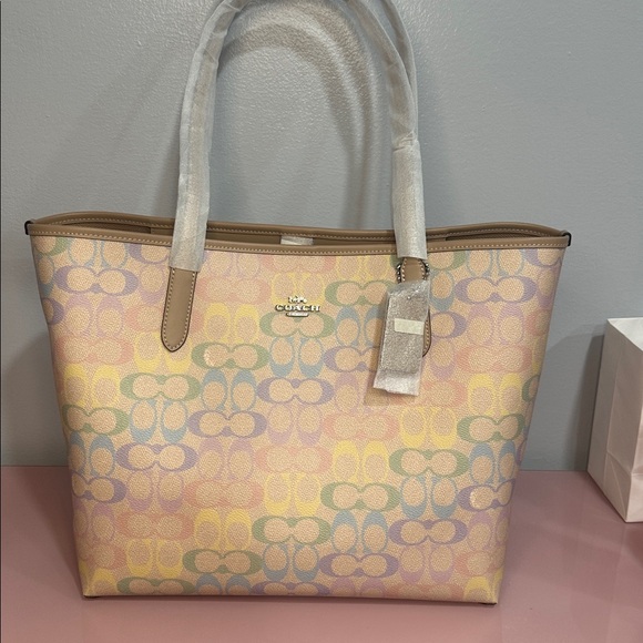 Coach City Tote Bag In Rainbow Signature
Canvas CDA93 Sand Multi - Picture 8 of 10